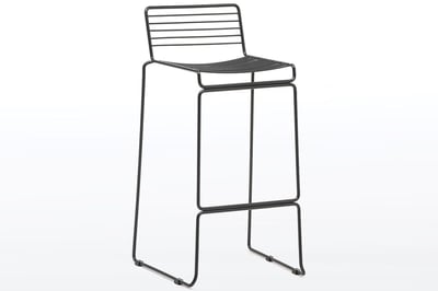 Das schwarze Stahlgestell der stapelbaren Barhocker Phoenix wirkt ansprechend und im Design sehr massiv