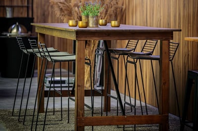 Die Barhocker Phoenix geben ein modernes Bild