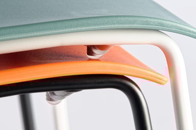 Stapelschützer unter den Sitzflächen schützen die Stühle