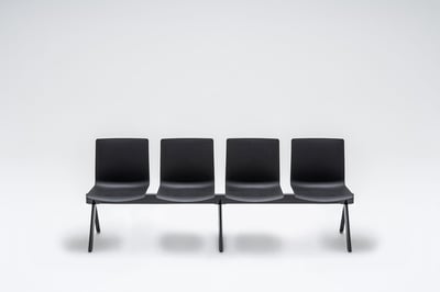 Die Traversenbank Rhodos ist für Wartebereiche und Wartezimmer konzipiert