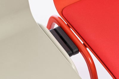 Die Stühle mit Verbinder werden fest ineinander eingehakt