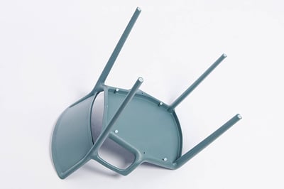 Die stabilen Stuhlbeine können viel aushalten