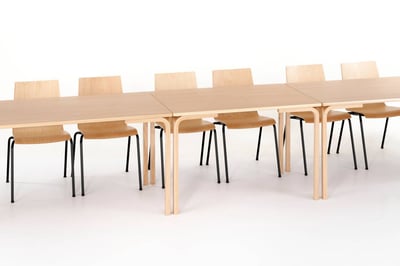 Die Rom-Tische in langer Reihe für Meetings oder Seminar