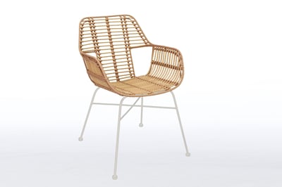 In beige ist der PE Rattan Armlehnenstuhl auch mit weißem Gestell zu bekommen