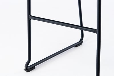 Die Querstange am Gestell sorgt für noch mehr Stabilität und Sitzkomfort