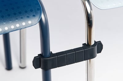 Mit dem optionalen Verbindern können Stühle miteinander verbunden werden