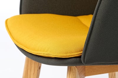 Das Sitzpolster der Polstersessel ist sehr bequem