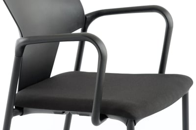 Die Armlehnen sind stabil verarbeitet