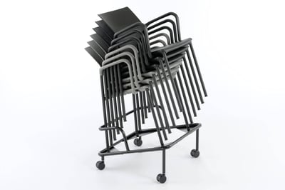 Mit dem Rollwagen lassen sich die gestapelten Stühle schnell transportieren