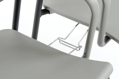 Optional können integrierte Reihenverbindungen unter der Sitzfläche angebracht werden