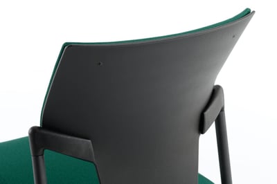 Die Rückenlehne ist ergonomisch geformt