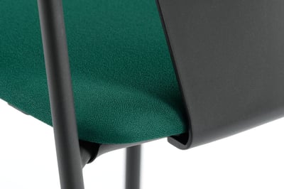 Die Sitzfläche ist mit einer hochwertige Sitzpolsterung versehen
