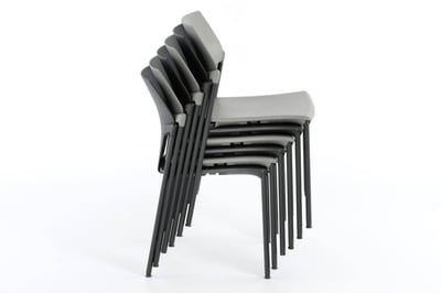 Auf kleinstem Raum können die Stuhlstapel Vegas gelagert werden