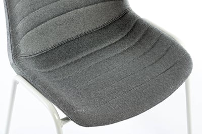 Die bequem und stilvoll ausgeführte Sitzschale lädt zum langen Sitzen ein und ist ein wahrer Hingucker