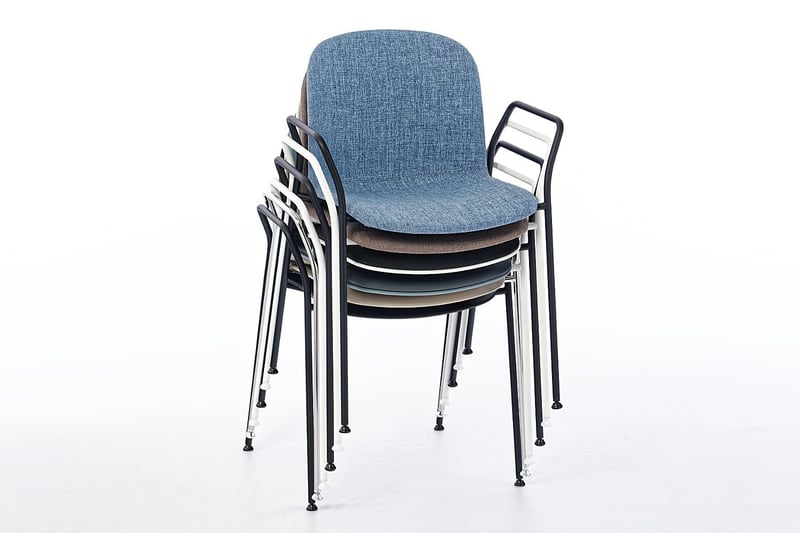 Der Adria AL ist trotz seiner Armlehnen stapelbar