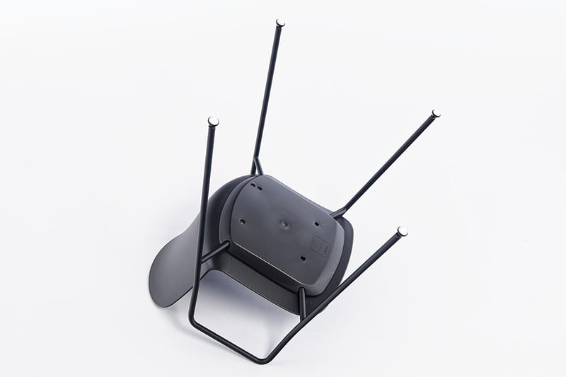 Der Stuhl hat von unten ein stabiles Design