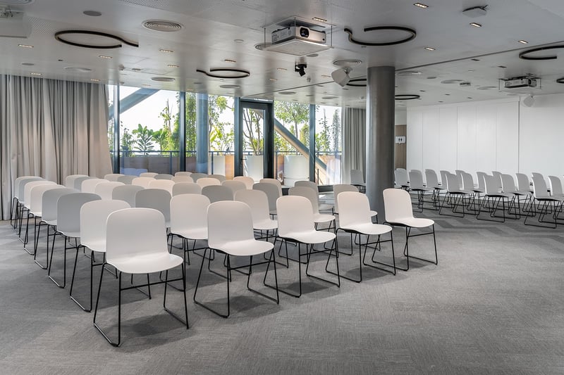 Die Adria Kufenstuhl der Modellfamilie lassen sich in großen Räumen stellen