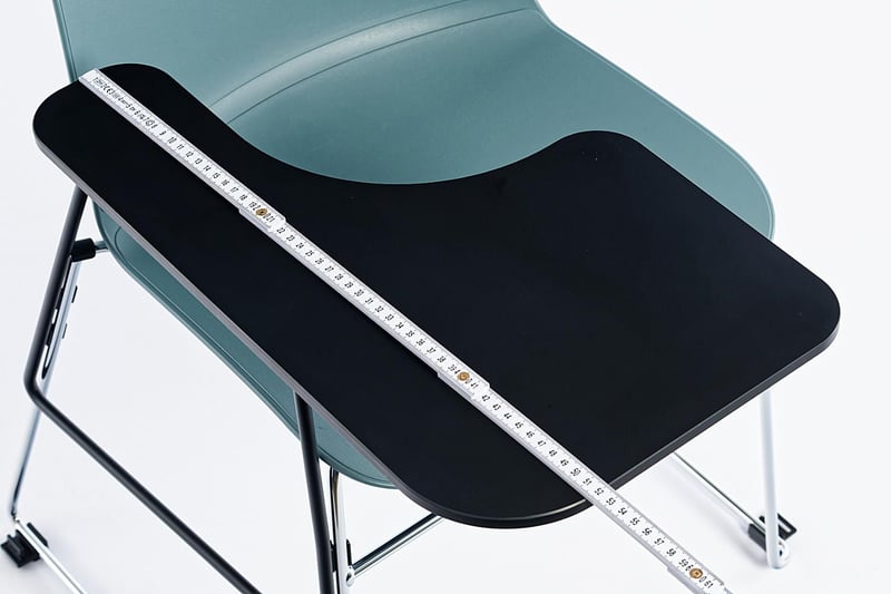 Das Schreibtablar ist 52 Zentimeter lang