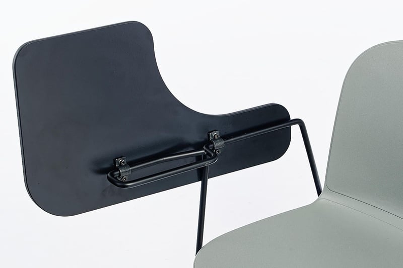 Das Schreibtablar ist klappbar