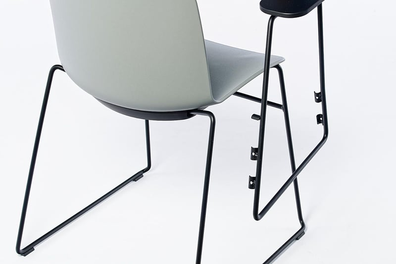 Das Schreibtablar kann mit wenigen Griffen angebracht und abmontiert werden