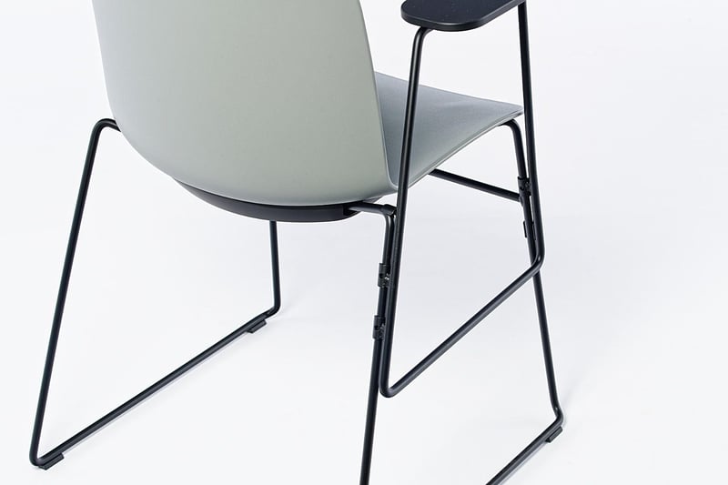 Die Tablare können fest am Gestell eingehakt werden