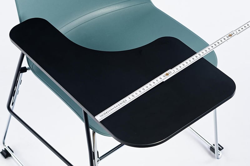 Ein 30 Zentimeter breites Schreibtablar bringt der Adria KU SP ST mit