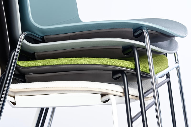 Gestapelt werden die Polster durch Abdeckungen der Gestellunterseiten geschützt