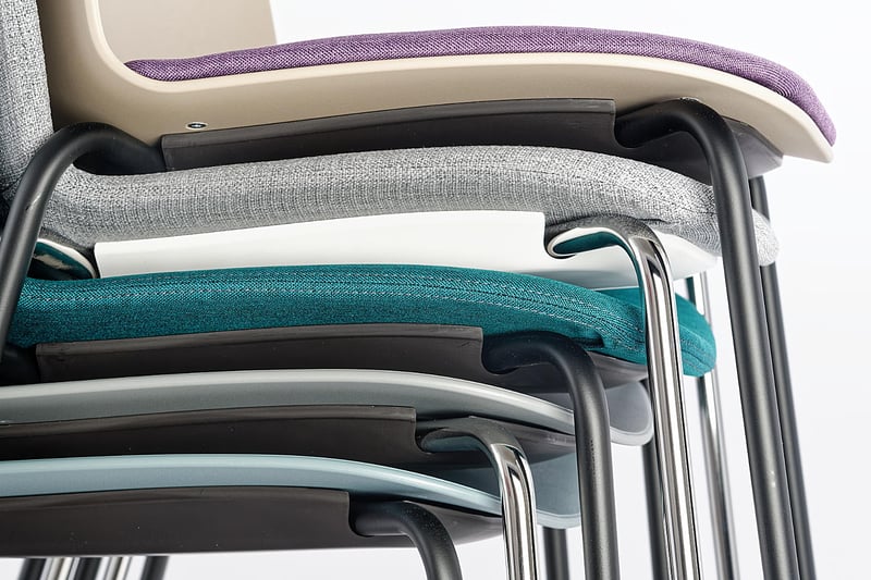 Die Stühle können eng aufeinander gestapelt werden