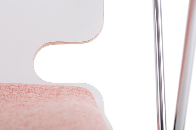 Die Auskerbung in der Rückenlehne erzeugt ein einzigartiges Aussehen der Alabama Stühle