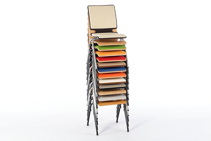 Die Stühle unserer Serie Alabama können gereade und hoch gestapelt werden