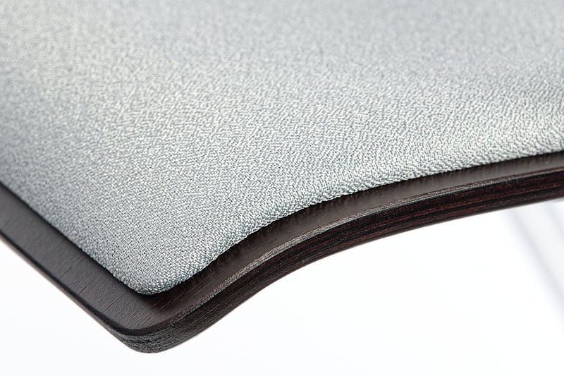 Die gepolsterte abgerundete Sitzfläche sorgt für ein bequemes Sitzen