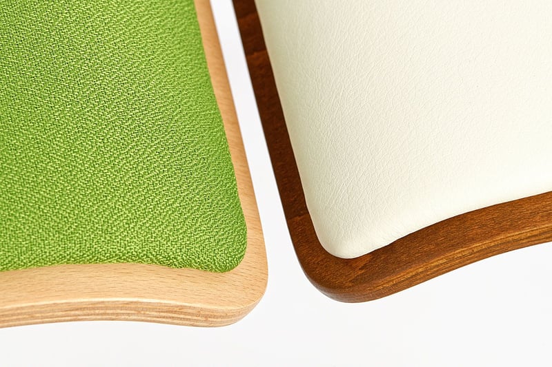 Verschiedene Stoffe und Kunstlederbezüge stehen zur Auswahl bereit