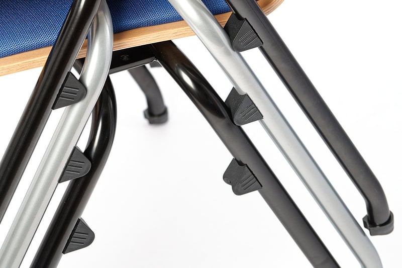 Die Stuhlbeine sind mit einem Stapelschutz aufgestattet