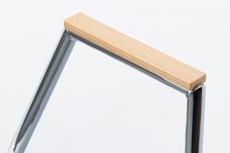 Die Holzablage der Armlehnen