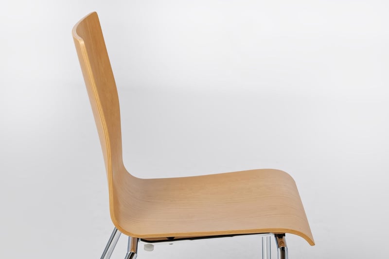 Die Rückenlehne des Alaska Schalenstuhl ist ergonomisch gebogen