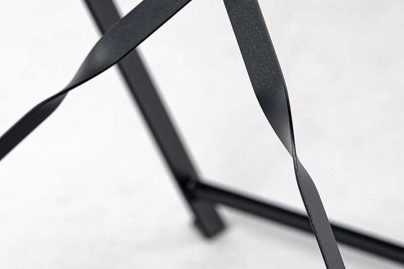 Die flachen Stahlgestelle sind elegant gedreht