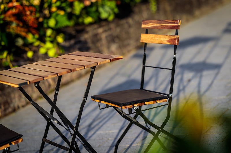 Die Klapptische mit Klappstuhl Amsterdam sorgt für ein angenehmes Flair