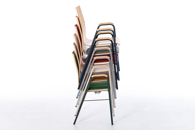 Auch hohe Stuhlstapel haben einen festen Stand