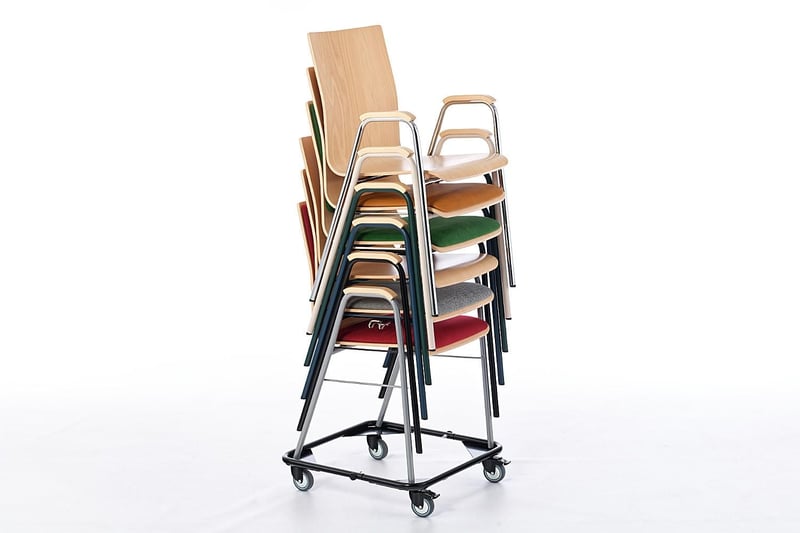 Mit dem Rollwagen können die Stuhlstapel einfach transportiert werden