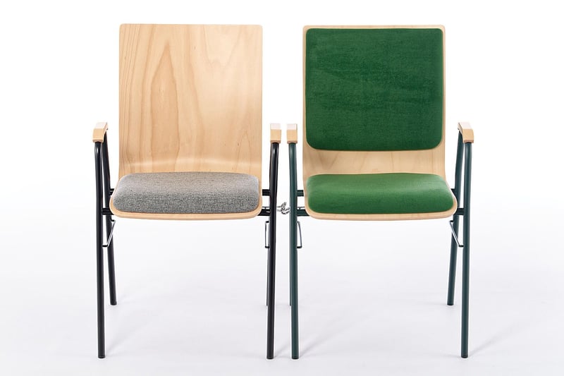 Mit dem optional integrierten Stuhlverbinder können feste Reihen gestellt werden