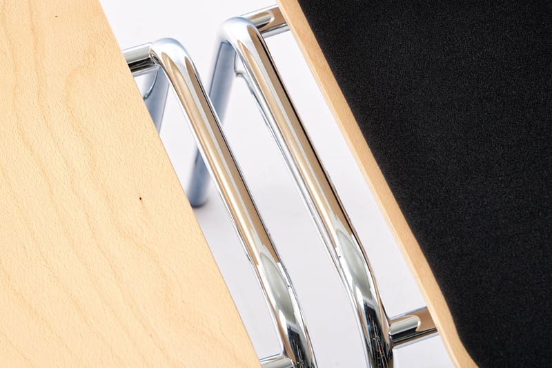 Werden die Verbinder nicht gebraucht können diese unter die Sitzfläche geschoben werden