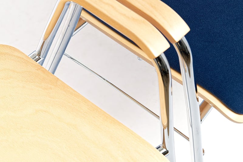 Filigranes Stahlrohr in elegantem Kontrast zu schönem Holz
