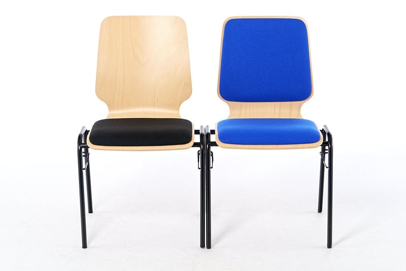 Als gepolsterten Atlanta Stapelstuhl stehen die Stühle mit festem Verbinder zum einhängen direkt aneinander