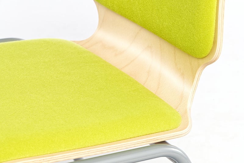 Der Holzschalenstuhl Atlanta SP RP hat eine Sitz- und Rückenpolsterung