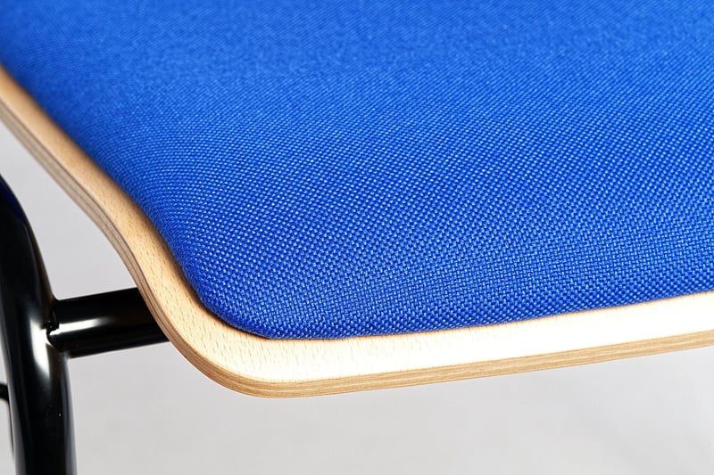 Die Holzsitzschale des Atlanta SP RP ragt unter der Sitzpolsterung vor