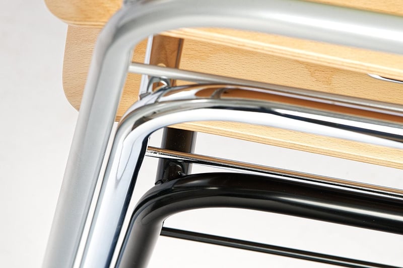 Die querstreben verhindern, dass die Sitzflächen direkt aufeinander liegen