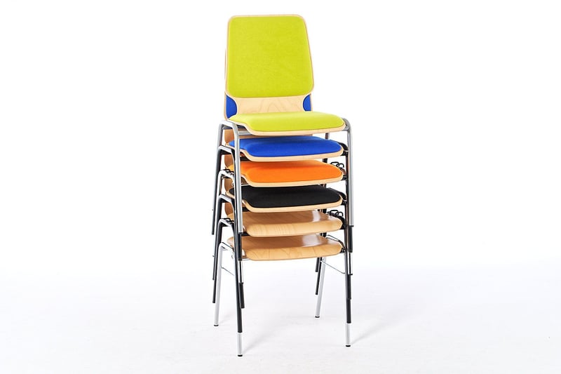 Durch die Querstreben an den Gestellen können beim Stapeln keine Druckstellen in der Polsterung entstehen