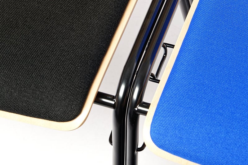 Feste Reihenverbinder zum einhängen sind direkt am Gestell angebracht