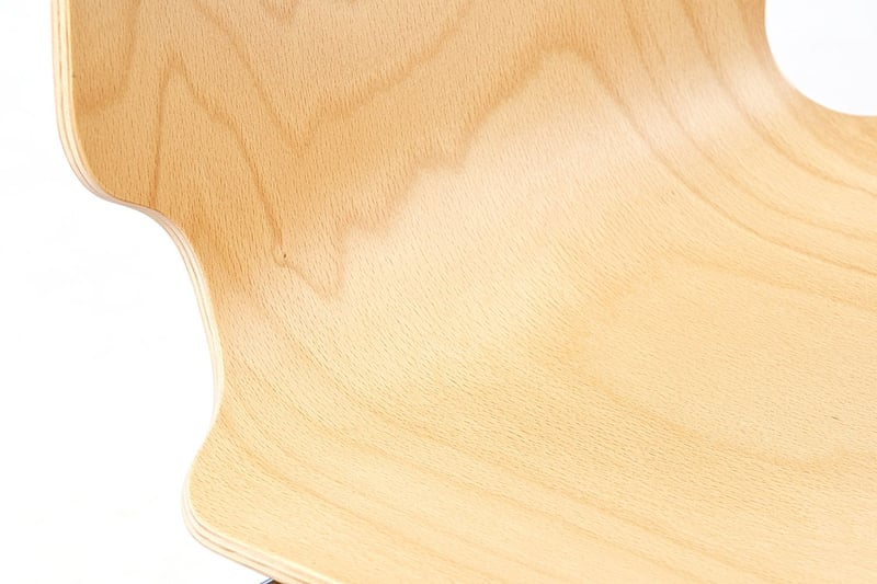 Die Holzsitzschale ist geschwungen