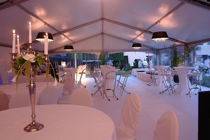 Gerade bei Großveranstaltungen und Events zeigen die Bali Barhocker Ihr volles Potenzial und laden die Besucher und Gäste zum gemütlichen Sitzen ein